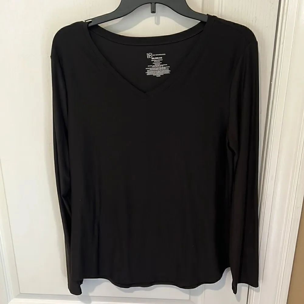 No Boundaries black long sleeve tee